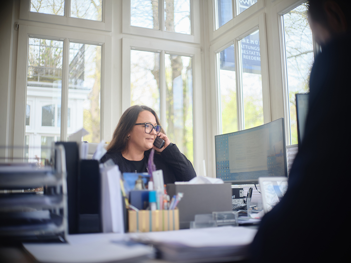 Bestattungsberaterin am Telefon